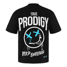 Das übergroße Kenji-T-Shirt von trueprodigy zeigt einen fettgedruckten weißen „TRUE PRODIGY“-Text auf schwarzem Stoff, ein grafisches Smiley-Gesicht mit X-förmigen Augen und Tropfen in Weiß und Blau sowie den Satz „KEEP SMILING“.