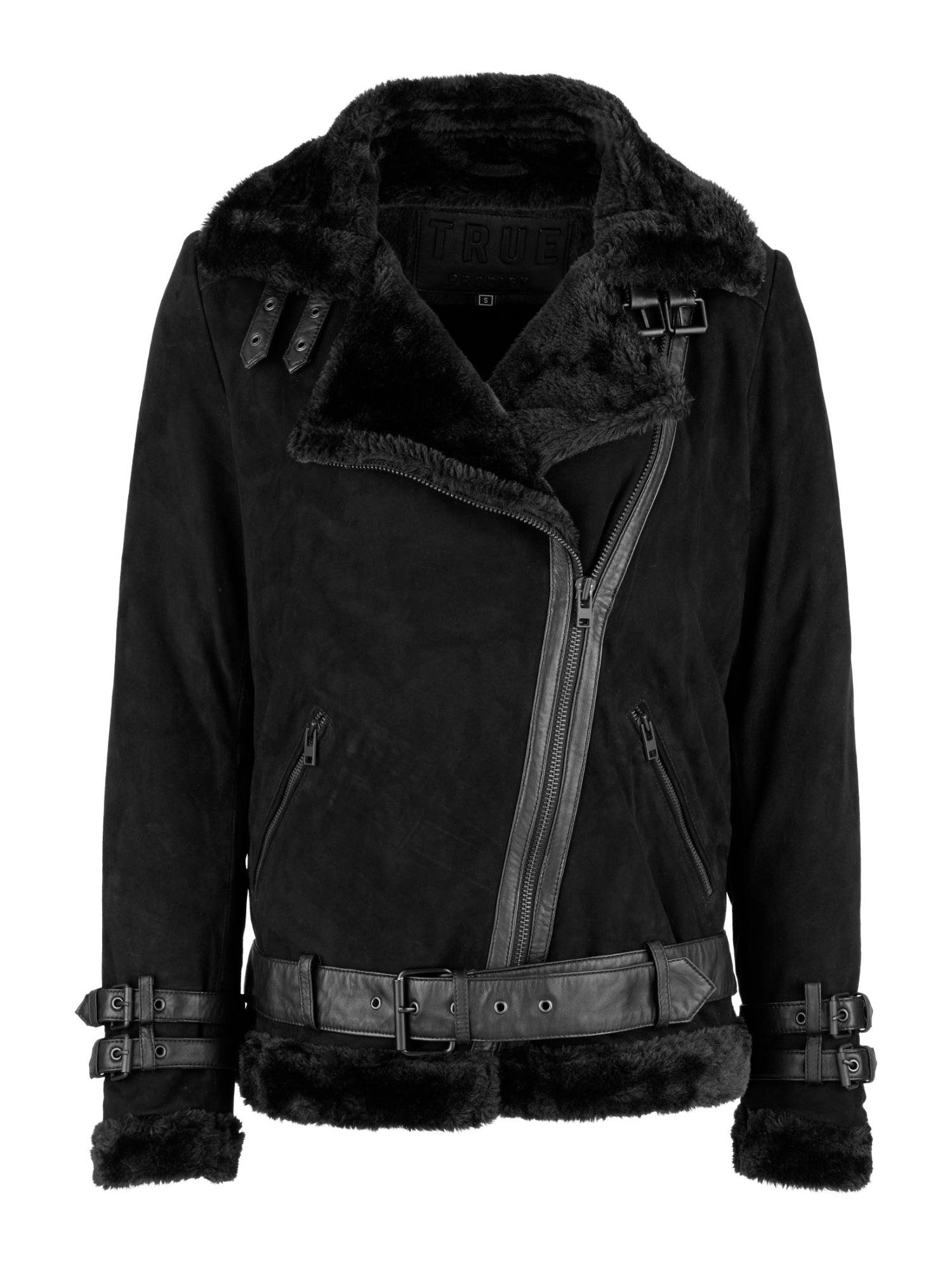 Die Trueprodigy Aloy Wilderlederjacke mit Gürtel verfügt über einen asymmetrischen Frontreißverschluss, ein Kunstfellfutter, mehrere Schnallen an Kragen, Taille und Ärmeln, zwei schräge Reißverschlusstaschen und einen Taillengürtel.