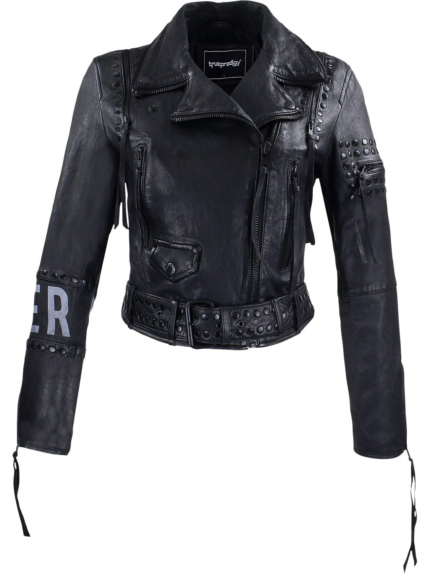 Die Ava Bikerlederjacke von trueprodigy ist eine schwarze, kurze Jacke aus geschmeidigem Lammleder mit Gürtel in der Taille und Reißverschlussdetails. Nietenakzente zieren Schultern und Ärmel, und kräftige weiße Buchstaben auf dem linken Ärmel sorgen für ein auffälliges Finish.