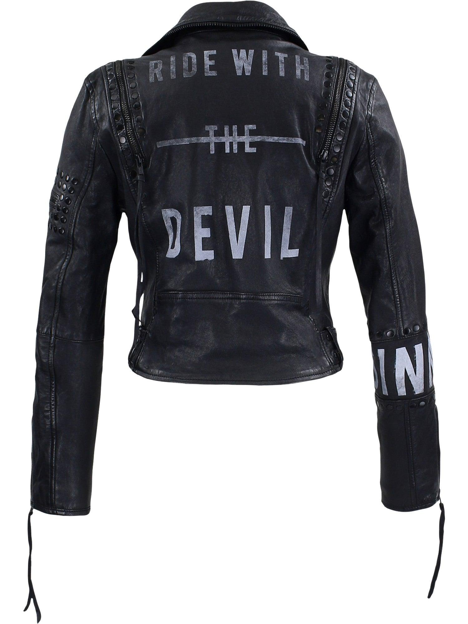 Die Ava Bikerlederjacke von trueprodigy aus schwarzem Lammleder trägt auf der Rückseite den Schriftzug „RIDE WITH THE DEVIL“ in Weiß. Sie hat Nietenärmel mit Schnürung und Reißverschlussdetails für einen kantigen Look.