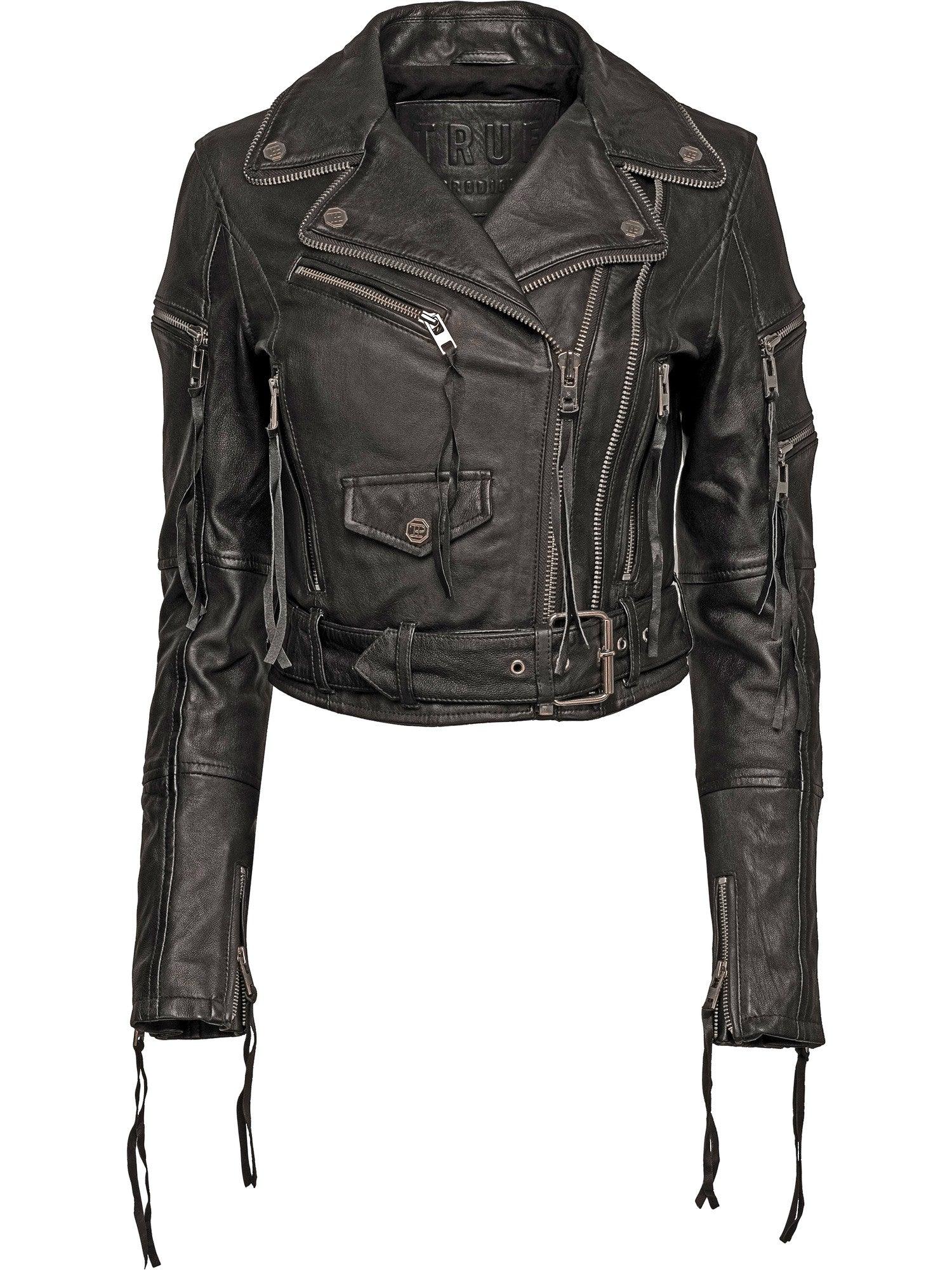 Die Izzy Bikerlederjacke mit Gürtel von trueprodigy ist eine schwarze Lammlederjacke im klassischen Biker-Stil. Sie verfügt über mehrere Reißverschlüsse, Druckknöpfe und einen Gürtel in der Taille, die ihr allesamt ein robustes und kantiges Aussehen verleihen.