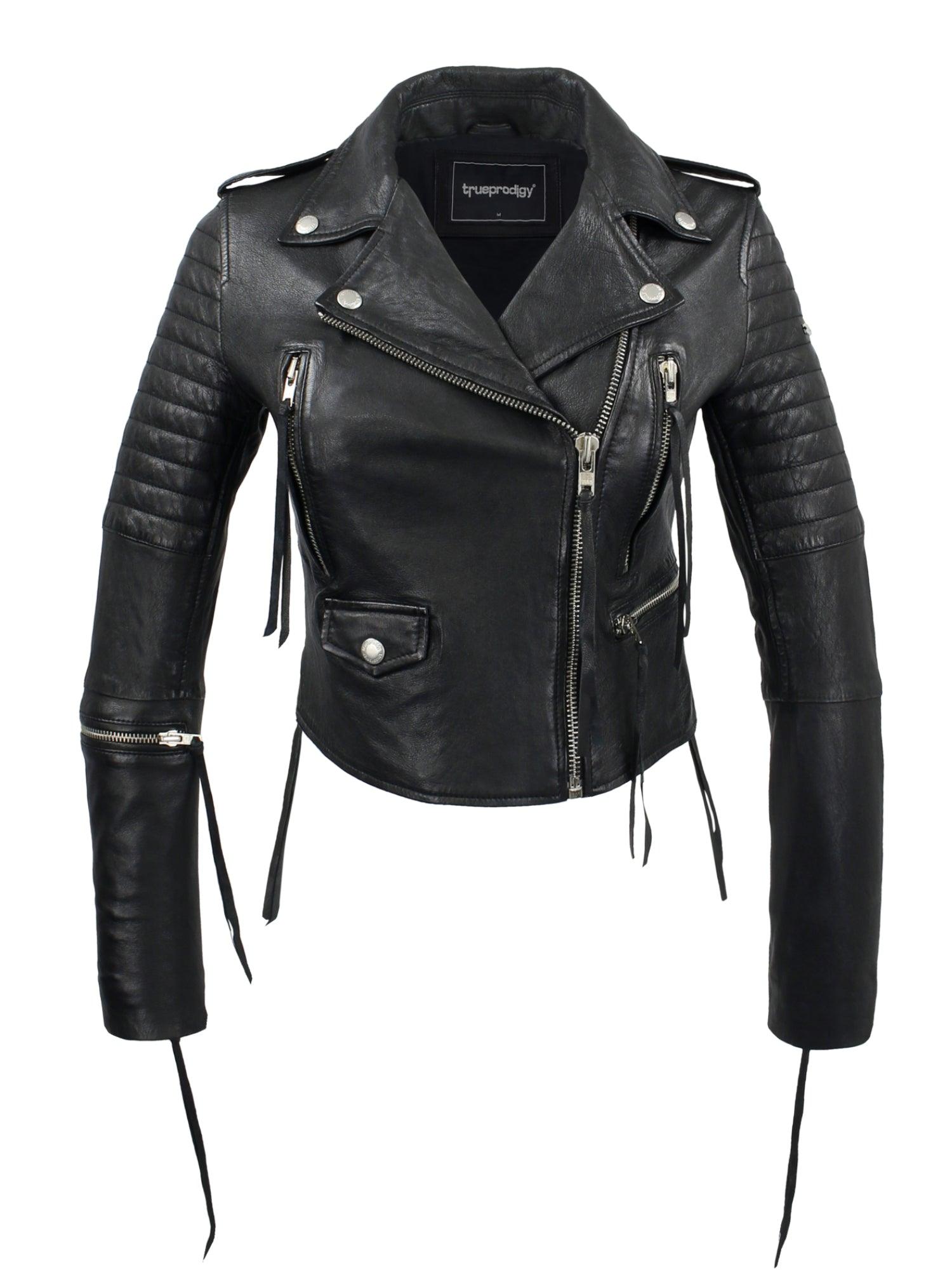 Die Trueprodigy Jade Biker Lederjacke ist eine schwarze Lederjacke für Damen aus Schafsleder. Sie verfügt über silberne Reißverschlüsse, Knöpfe, gesteppte Schulter- und Ärmeldetails, dekorative Quasten an Taschen und Seitennähten und hat einen Kragen mit Gürtel für zusätzliches Flair.