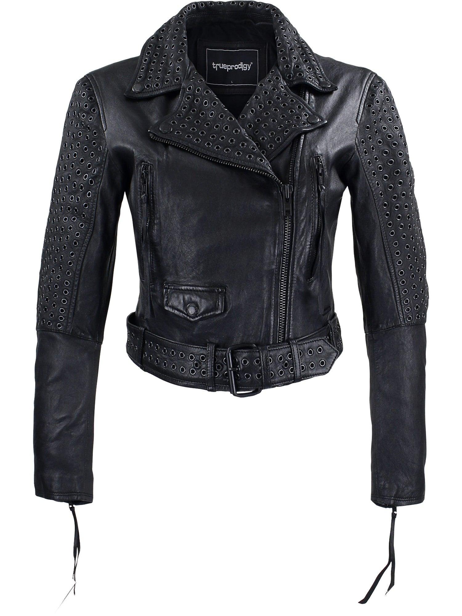 Die „Raven Bikerlederjacke mit Ösen“ von trueprodigy aus luxuriösem Lammleder hat schwarzes Leder, Metallnieten an Schultern, Ärmeln und Kragen, einen Reißverschluss vorne, einen Gürtel in der Taille, eine dekorative Druckknopftasche auf der linken Seite und ein Markenetikett am Innenkragen.